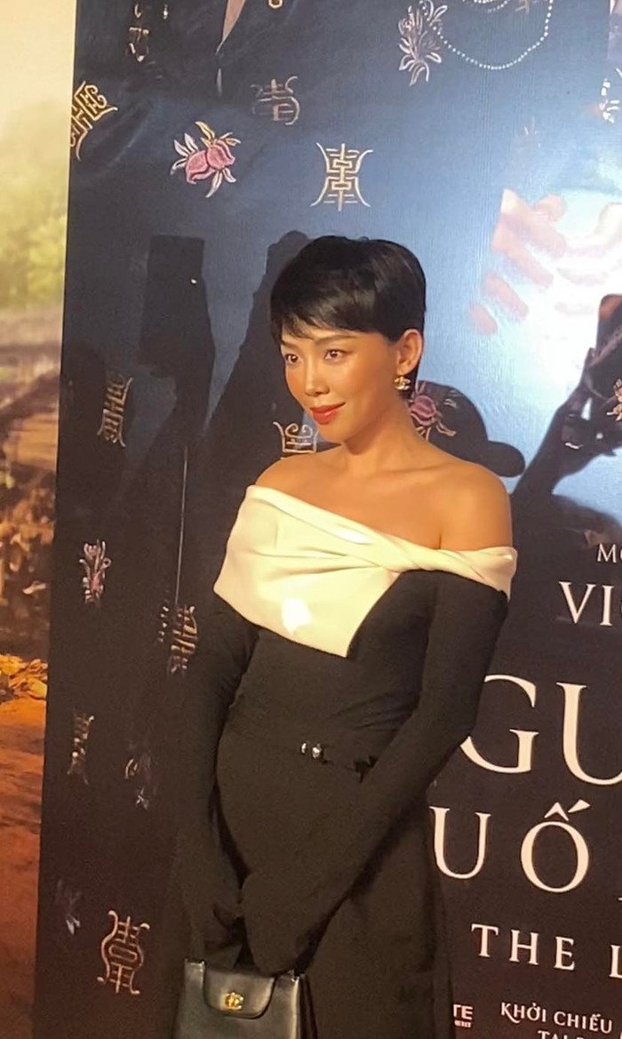 Ca sĩ Tóc Tiên diện đầm trễ vai ôm sát bođy cho lần tái xuất này. Dù đã bước sang độ tuổi U40 nhưng sắc vóc của cô vẫn khiến công chúng xuýt xoa, đặc biệt là làn da khỏe khoắn, vóc dáng cân đối.
