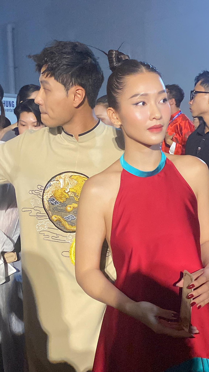 Trong khi Thanh Sơn diện áo dài màu kem nhã nhặn thì Khả Ngân lại nổi bật trong thiết kế yếm màu đỏ, khoe lưng trần quyến rũ.