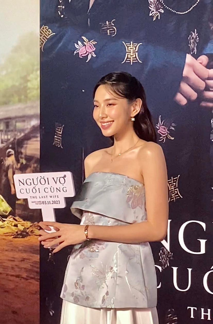 Hoa hậu Thùy Tiên diện thiết kế cúp ngực màu sắc nhã nhặn cho lần xuất hiện này. Người đẹp gây thương nhớ bởi nhan sắc trong veo, lớp trang điểm nhẹ nhàng, làn da không tỳ vết qua cam thường.