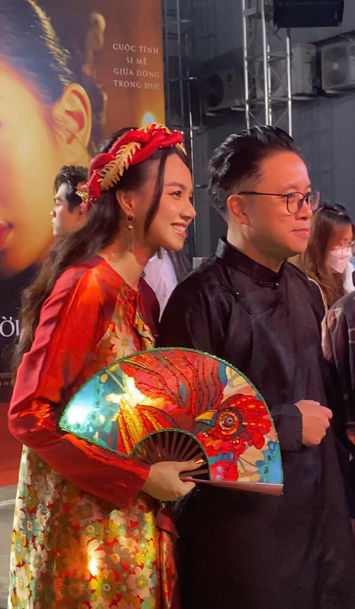 Đinh Ngọc Diệp nổi bần bật trong chiếc áo dài đỏ, hoa văn bắt mắt, cô kết hợp thêm phụ kiện là quạt cầm tay cùng màu. Nữ diễn viên, kiêm nhà sản xuất được khen ngày càng nhuận sắc, đẹp không tỳ vết qua cam thường.