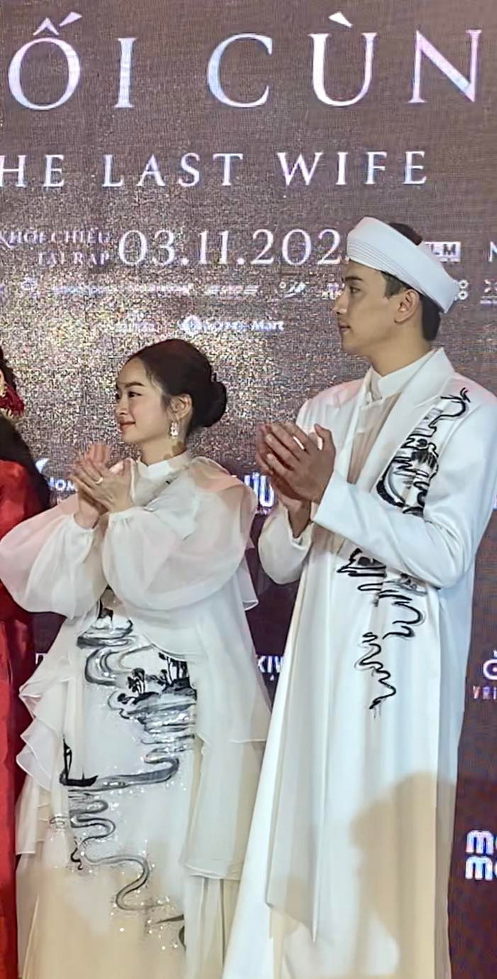 Thuận Nguyễn và Kaity Nguyễn chiếm spotlight khi diện áo dài đôi, không khí mà cặp đôi mang lại chẳng khác gì một đám cưới đang được diễn ra ở ngay chính sân khấu sự kiện. Ở lần xuất hiện này, Kaity Nguyễn được khen đẹp không góc chết, không bị dìm khi đọ sắc với dàn mỹ nhân Vbiz.