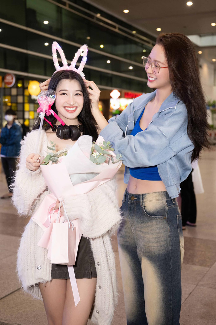 Hoa hậu Bảo Ngọc có mặt tại sân bay để chào đón em gái. 