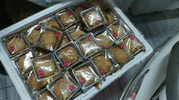 Bánh trung thu này không có đầy đủ nhãn mác, thành phần, nơi sản xuất... Ảnh: Người Lao Động