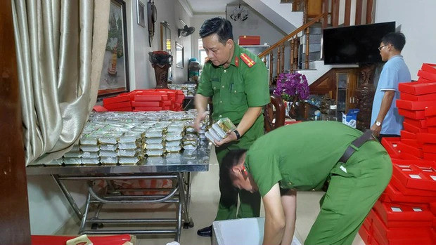 Cơ quan chức năng thu giữ tang vật. Ảnh: Người Lao Động