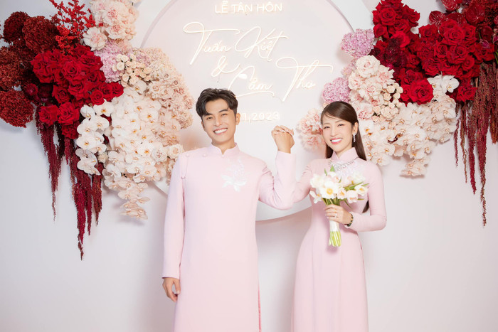 Bộ trang phục Puka và Gin Tuấn Kiệt diện trong lễ tân hôn&nbsp;