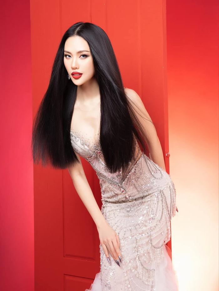 Hoa hậu Bùi Quỳnh Hoa nhận nhiều chỉ trích vì quá khứ từng sử dụng bóng cười. Nhiều người yêu cẩu tổ chức Miss Universe Vietnam tước quyền thi đấu quốc tế và vương miện của nàng hậu. 