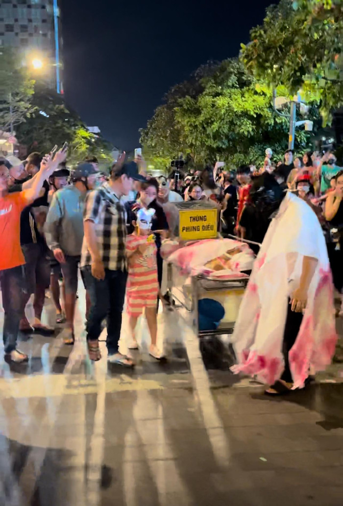 Hoá trang dịp Halloween phản cảm, nhóm bạn trẻ bị dân mạng chỉ trích Ảnh 1