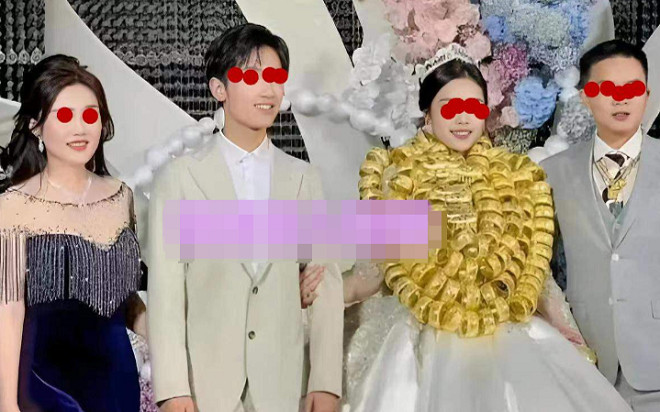 Cô dâu xuất hiện đầy 'hào quang' tại đám cưới với 180 vòng vàng đeo quanh người Ảnh 2