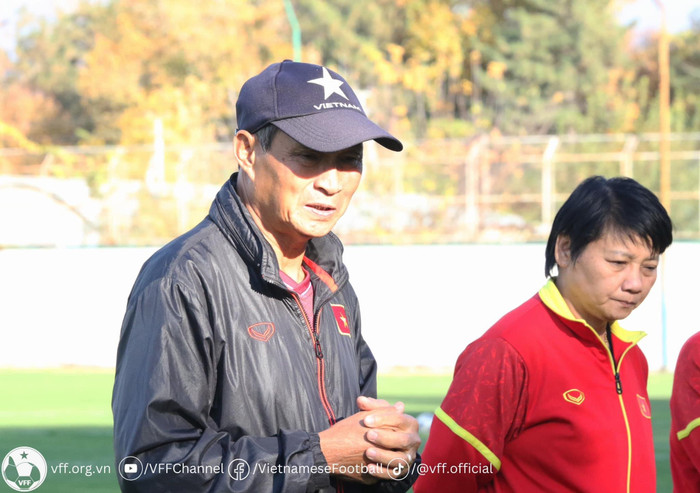 HLV Mai Đức Chung chính thức chia tay tuyển nữ Việt Nam sau trận thua Nhật Bản 0-2. Ảnh: VFF