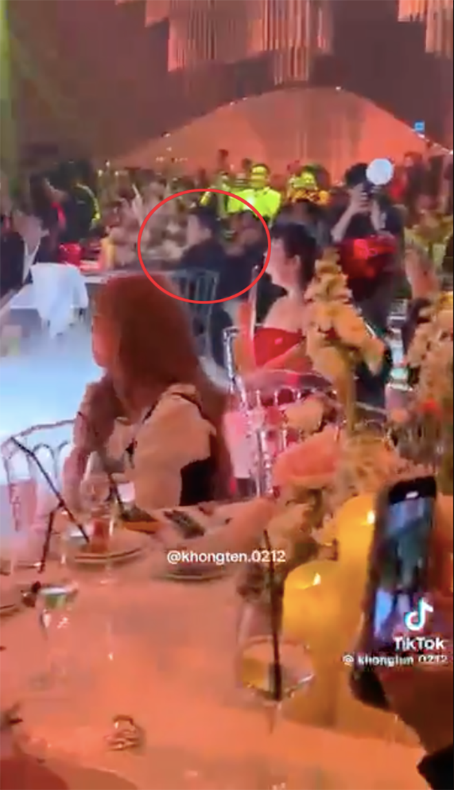 Đoạn clip hiếm hoi ghi lại khoảnh khắc Trấn Thành - Trúc Nhân ngồi khác bàn nhau trong tiệc cưới.