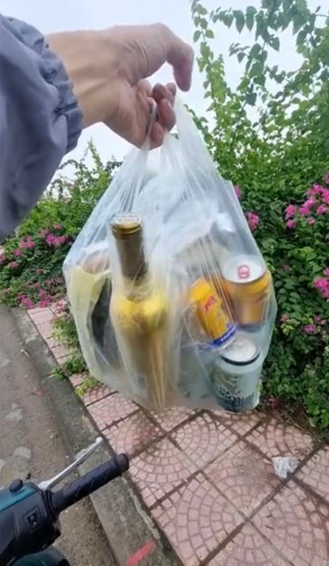 Món quà mà chàng trai được tặng (Ảnh: cắt từ clip) 