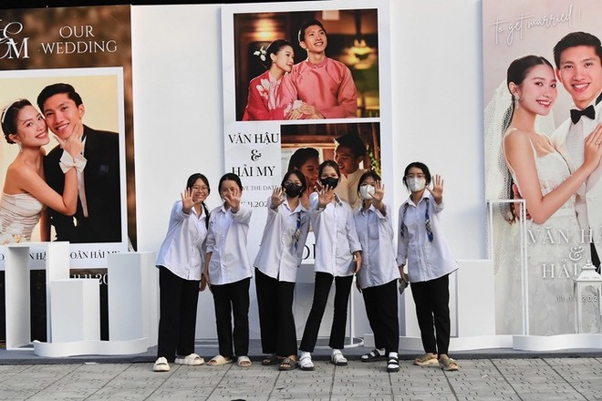 Ngay lúc này, địa điểm check in hot nhất lúc này gọi tên đám cưới Đoàn Văn Hậu - Doãn Hải My. Mặc dù rạp cưới chưa được trang trí hoàn chỉnh nhưng đông đảo các bạn học sinh tranh thủ qua đây để chụp hình.