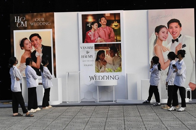 Không gian đám cưới được thiết kế chỉn chu.