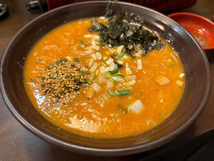 Anh đưa bà xã đi ăn những món yêu thích.