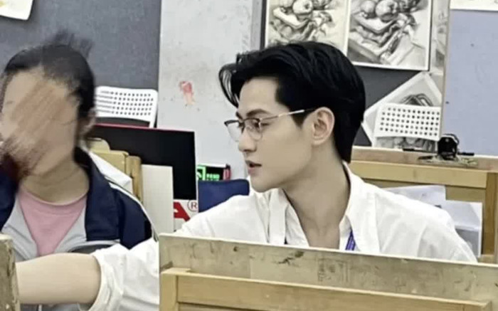 Nam giáo viên đẹp trai như nam thần nhưng phụ huynh vừa gặp đã lần lượt xin chuyển lớp cho con Ảnh 2