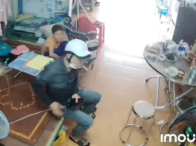 Thanh niên ngang nhiên vào nhà dân rồi rút chiếc điện thoại, sau đó mau chóng rời đi