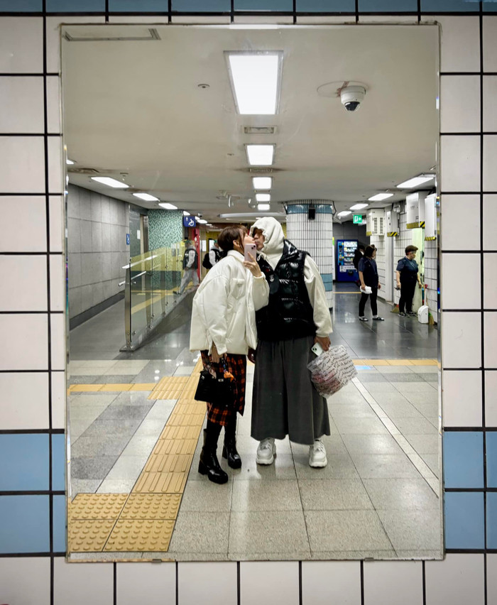 Khán giả đã tinh tế phát hiện những người xung quanh vẫn mặc quần áo cộc tay.