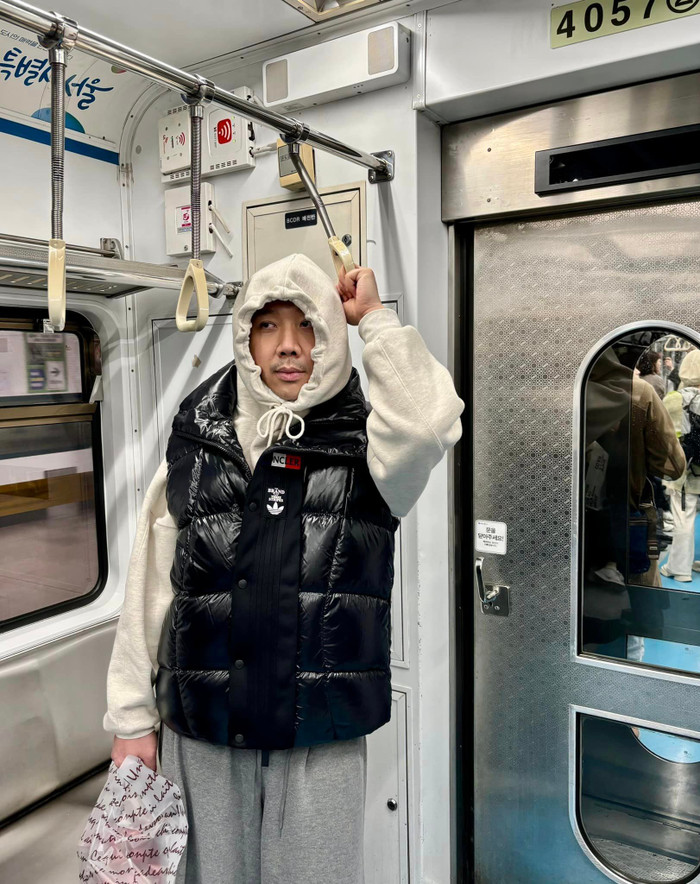 Những tấm hình Trấn Thành đăng tải đều được che chắn kĩ càng từ đầu đến chân với trang phục ấm áp. 