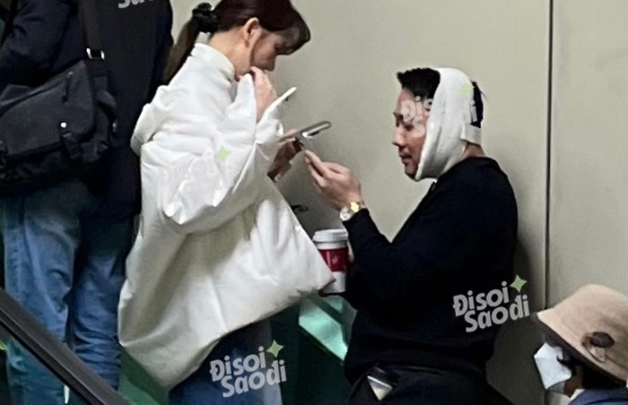 Trên mạng xã hội đang lan truyền nhiều hình ảnh fan bắt gặp Trấn Thành quấn băng kín phần đầu khi xuất hiện tại nơi công cộng. (Ảnh: Đi soi sao đi)