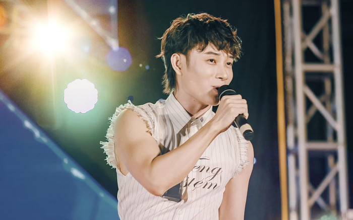 Giao lưu cùng khán giả, Trúc Nhân hé lộ tuổi thật trên sân khấu: Con số khiến ai cũng sốc! Ảnh 2