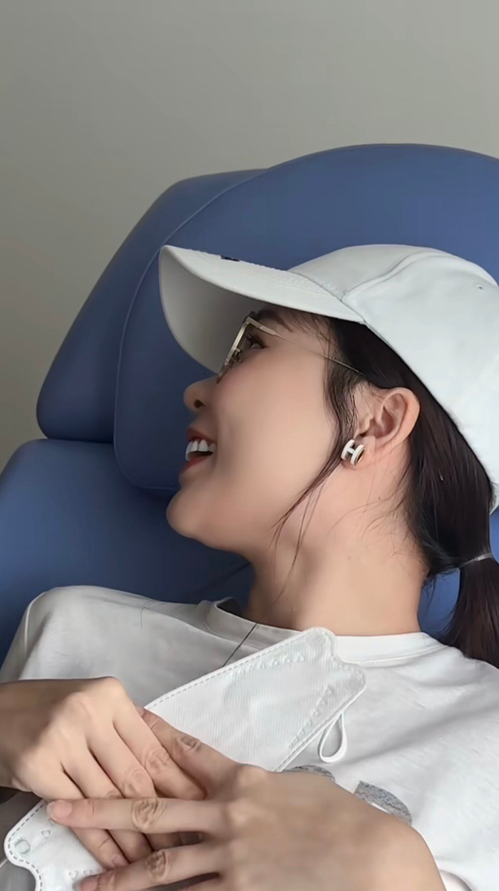 Sam lộ rõ vẻ hạnh phúc khi theo dõi bác sĩ đang siêu âm thai