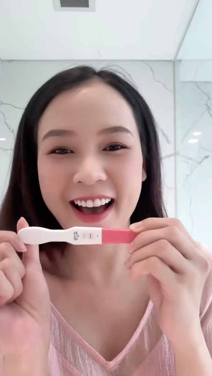 Khi thử que thử thai lên hai vạch, Sam liên tục nở nụ cười ngập tràn hạnh phúc