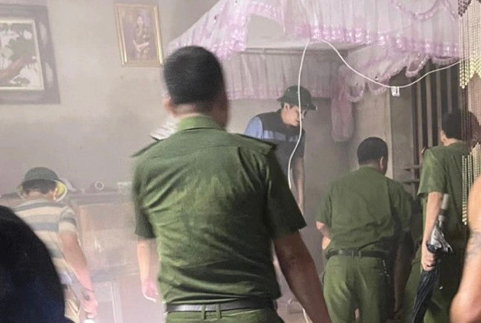 Lực lượng chức năng kịp thời có mặt và ngăn chặn vụ hỏa hoạn xảy ra. Ảnh: Người Lao Động