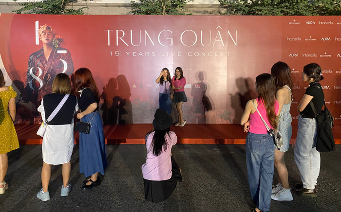 Khung cảnh trước giờ G live-concert Trung Quân Idol: An ninh thắt chặt, khán giả xếp hàng dài chờ đợi Ảnh 2