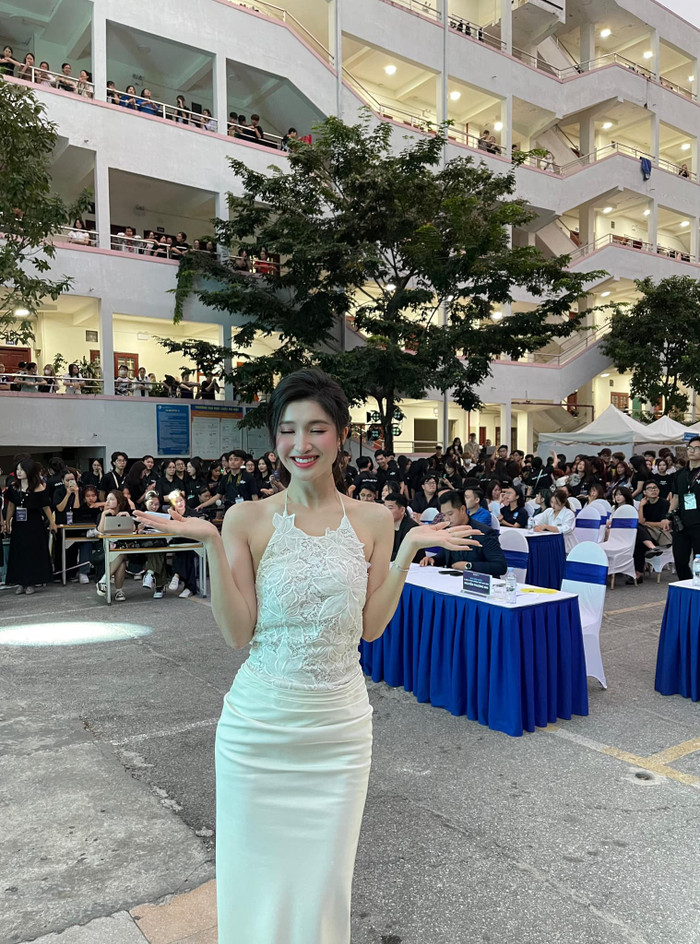 Nàng hậu tự tin khoe sắc giữa đám đông sinh viên.