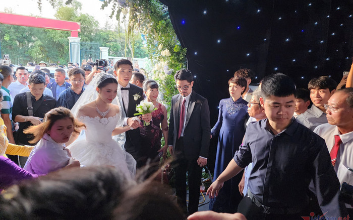 Xuất hiện 'biển người' tại đám cưới Đoàn Văn Hậu - Doãn Hải My, dàn siêu xe nối đuôi nhau Ảnh 2