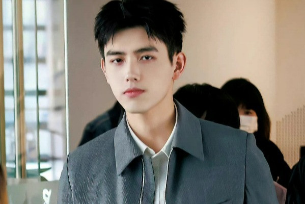 'Thái tử Cbiz' lâu lắm mới lộ diện, nhan sắc qua cam thường khiến netizen 'tá hỏa' Ảnh 1