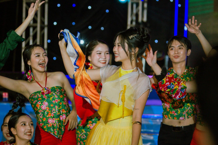 Lỡ miệng hỏi khán giả 'ở đây ai biết hát', Phương Mỹ Chi nhận 'cái kết' bất ngờ ngay sau đó Ảnh 3