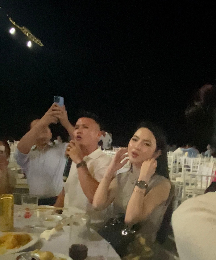 Khoảnh khắc Chu Thanh Huyền chăm chú nghe Quang Hải hát đã nhanh chóng thu hút sự quan tâm của khán giả, đoạn clip trên trở nên viral khắp cõi mạng.