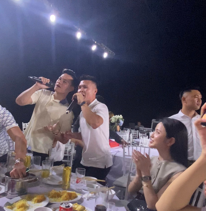 Quang Hải và Chu Thanh Huyền ở lại dùng tiệc tối và góp vui trong chương trình ca nhạc tại đám cưới.