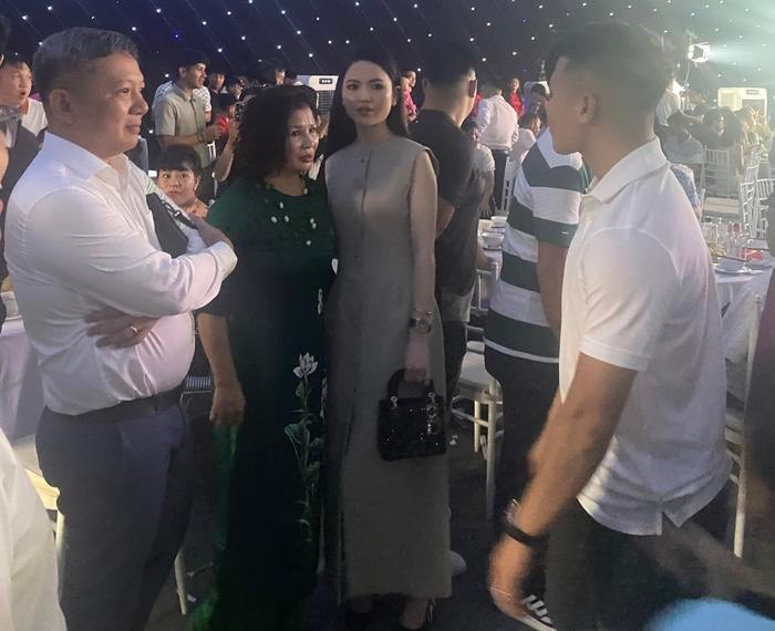 Chu Thanh Huyền thân thiết với mẹ Quang Hải.