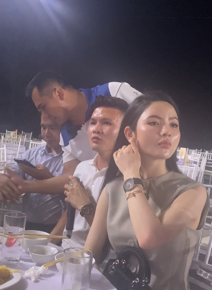 Sự xuất hiện của Quang Hải và bạn gái nhanh chóng chiếm spotlight.