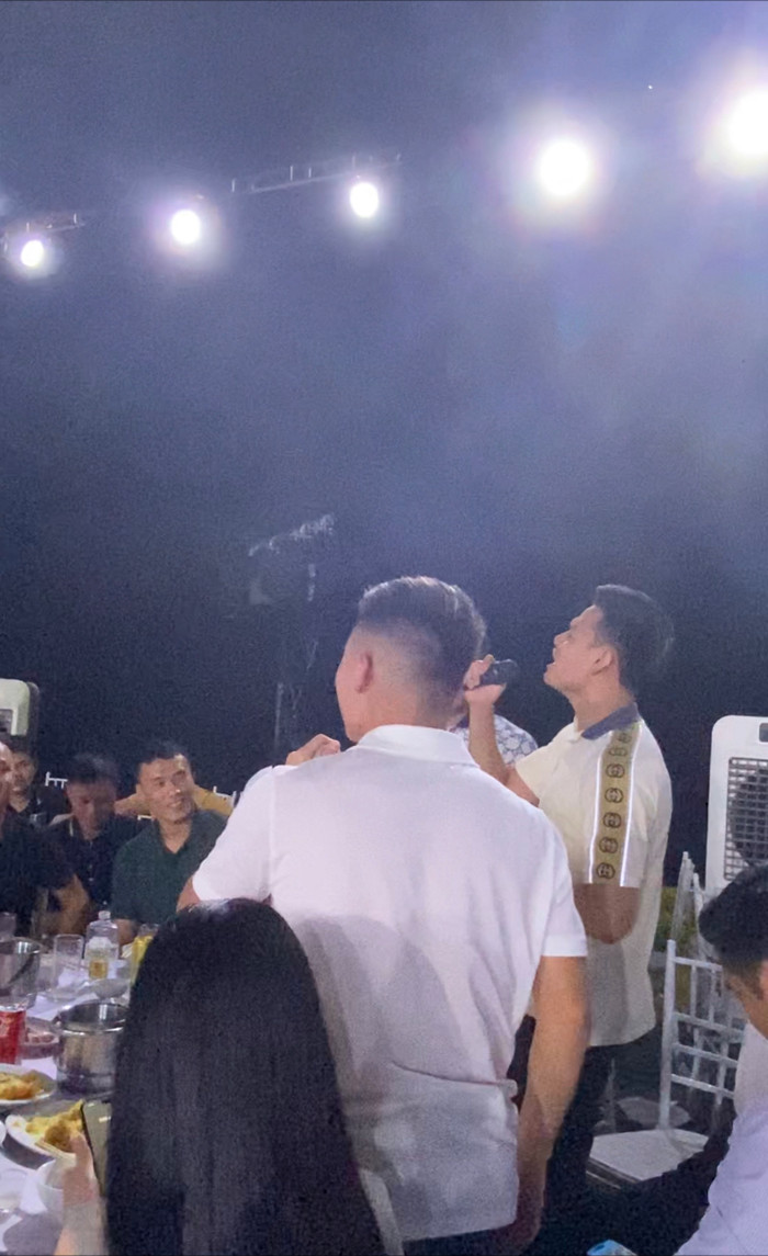 Trái ngược với sự tất bật của Đoàn Văn Hậu, Quang Hải và Hồ Tấn Tài cùng dàn cầu thủ vô cùng tận hưởng không khí tại bữa tiệc