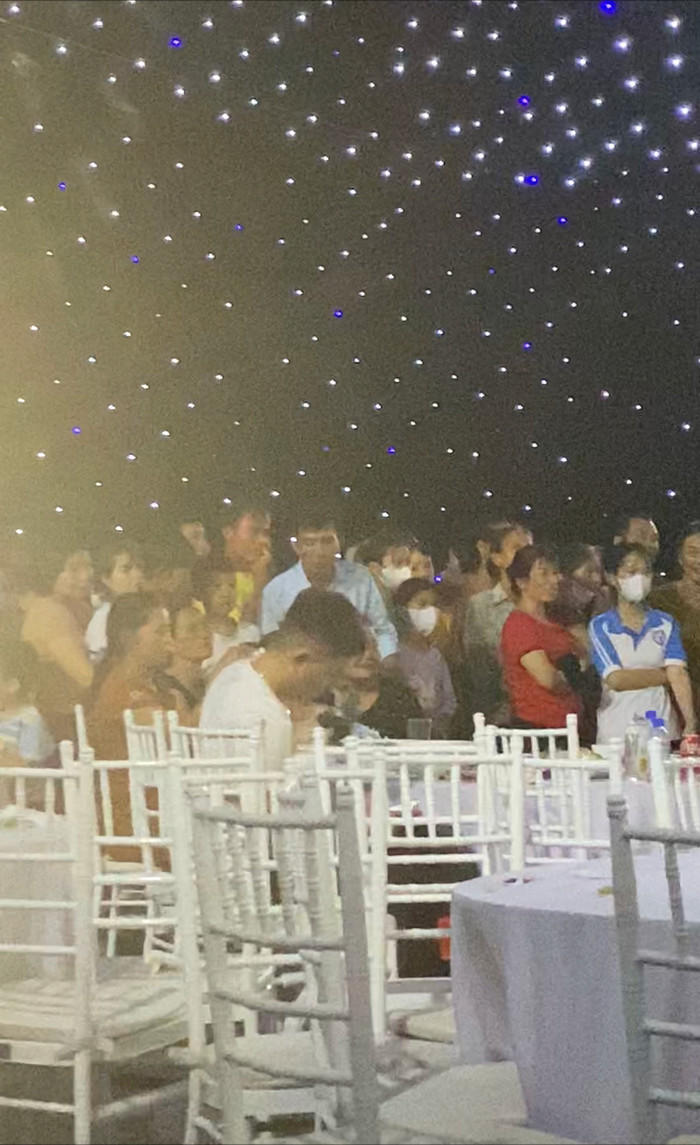 Rất đông người đến rạp cưới của Đoàn Văn Hậu, Doãn Hải My với mong muốn được ngắm nhìn cặp đôi