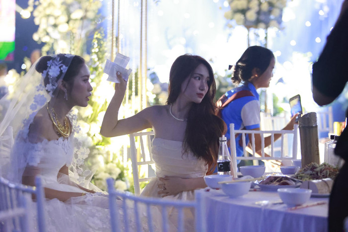 Khi rạp cưới bị mất điện Hải My đã phải ngồi nghỉ vì quá nóng. Lúc này Hoà đã quạt cho cô dâu bớt nóng. 