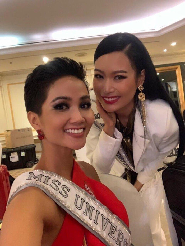 Sophida Kanchanarin từng lọp Top 10 Miss Universe 2018 còn H'Hen Niê vào Top 5 chung cuộc. Khi đọ sắc, đại diện Việt Nam toát ra một nguồn năng lượng tràn trề. 