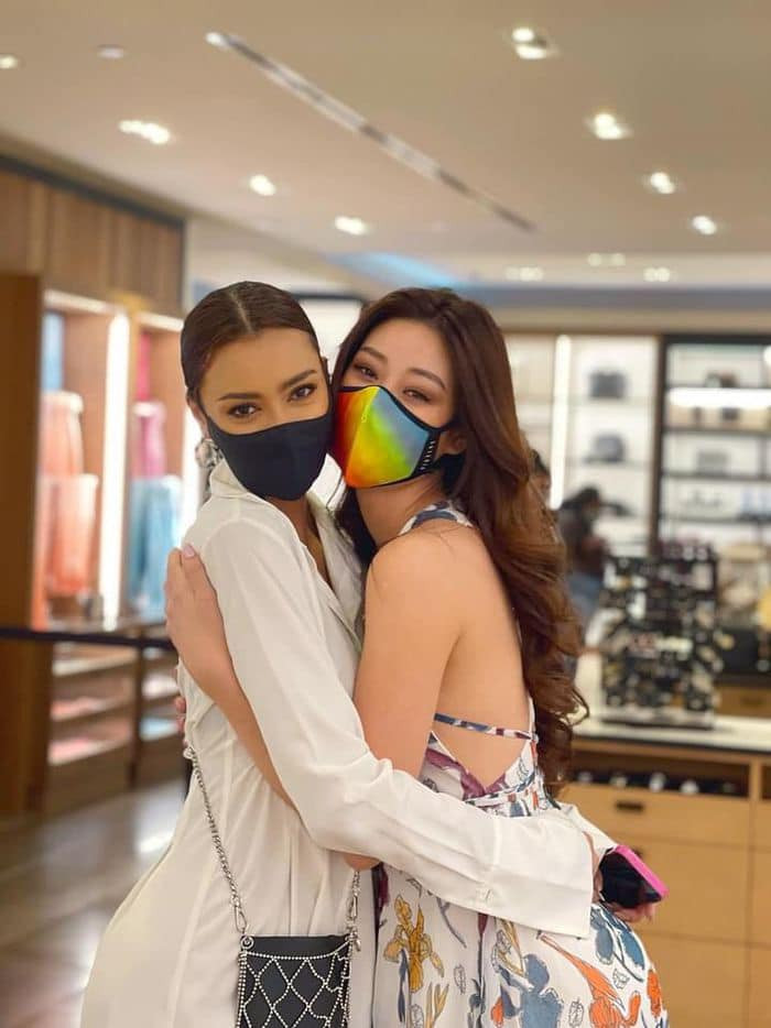 Khánh Vân và Amanda Obdam đã có một tình bạn rất đẹp tại Miss Universe. Năm đó, Thái Lan lọt Top 10 còn đại diện Việt Nam vào Top 21. 