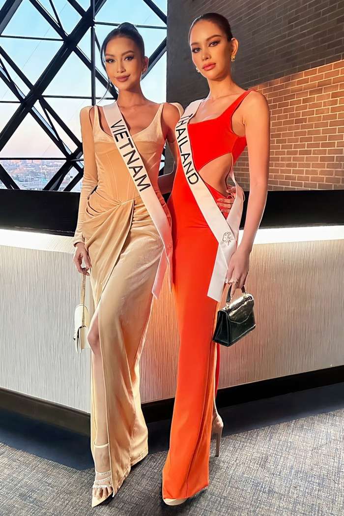 Anna Sueangam-iam và Ngọc Châu ở mùa giải Miss Universe 2022. Đây cũng là năm mà Việt Nam và Thái Lan đồng loạt out-top đầy bất ngờ. 