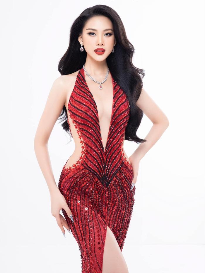 3 bộ váy màu trắng đẹp từng centimet mà Bùi Quỳnh Hoa diện tại Miss Universe: Chất quá chất Ảnh 1