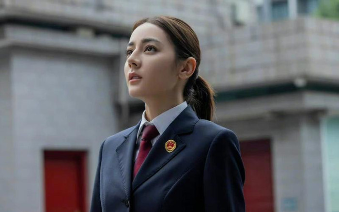 Diễn xuất của Địch Lệ Nhiệt Ba trong Công Tố khiến dân tình cực kỳ thất vọng. 