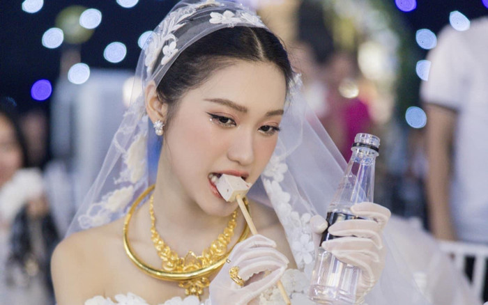 Khoảnh khắc Doãn Hải My ăn 'tiếp sức' tại hôn lễ gây 'sốt' cõi mạng Ảnh 2