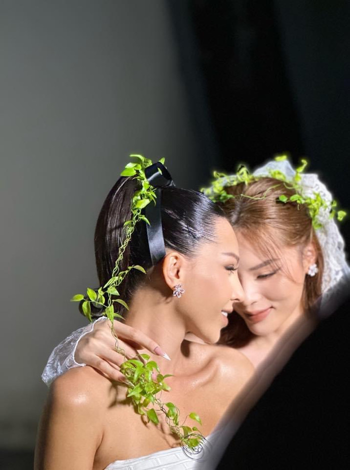 Kỳ Duyên và Minh Triệu thoải mái thể hiện cử chỉ ngọt ngào tới đối phương. Nàng hậu chia sẻ: 'Giống hai chị em rủ nhau vào rừng'