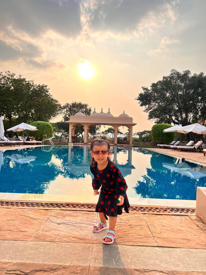 Con gái Võ Hạ Trâm thích thú khi về quê nội.