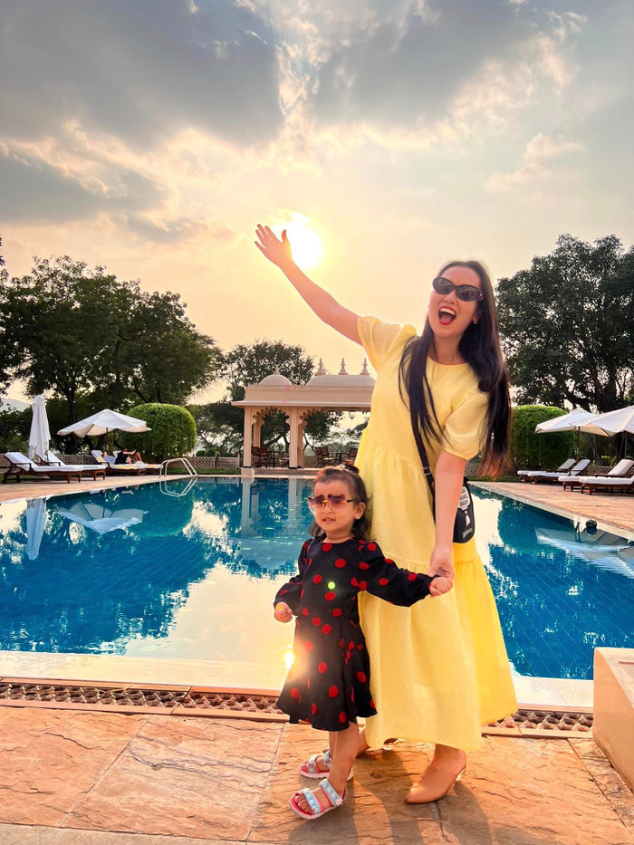 Mẹ con Võ Hạ Trâm tại nước Ấn xinh đẹp.