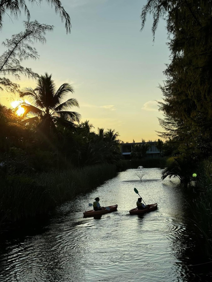 Anh cùng bà xã đưa 2 nhóc tỳ đi chơi.