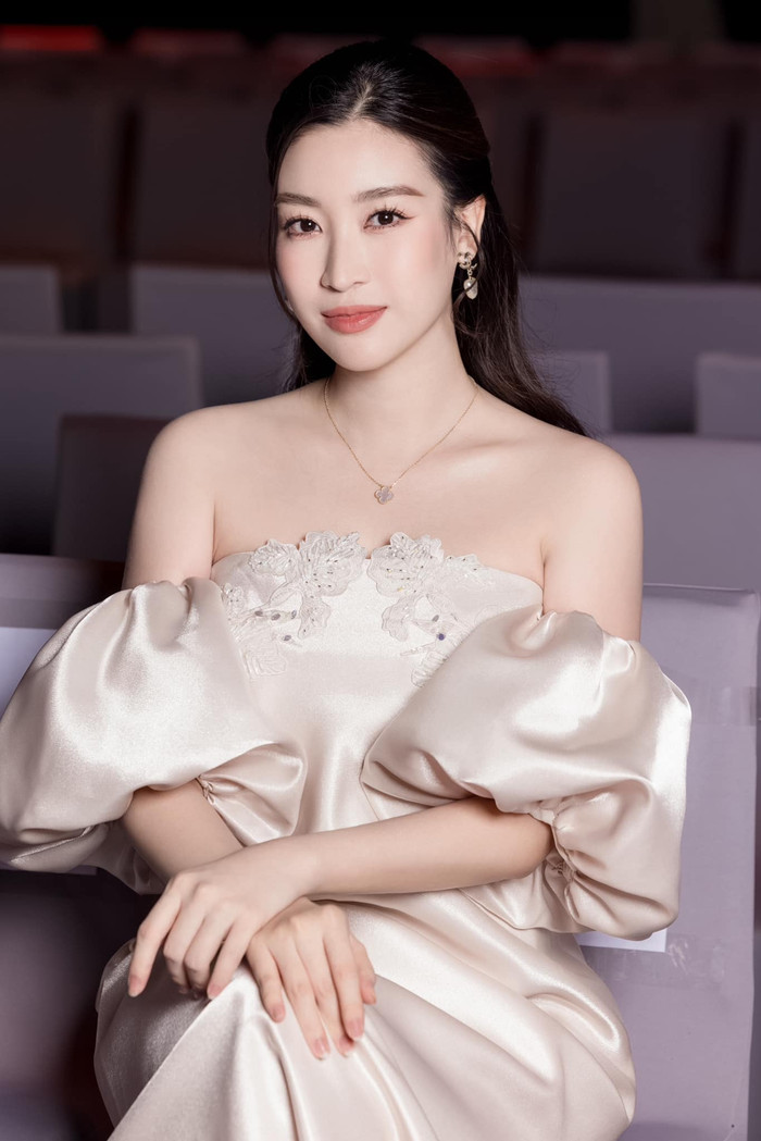 Cô “đốn tim” toàn bộ khán giả có mặt tại sự kiện bởi thần thái “sang chảnh” nhưng lại rất thân thiện, gần gũi với mọi người.